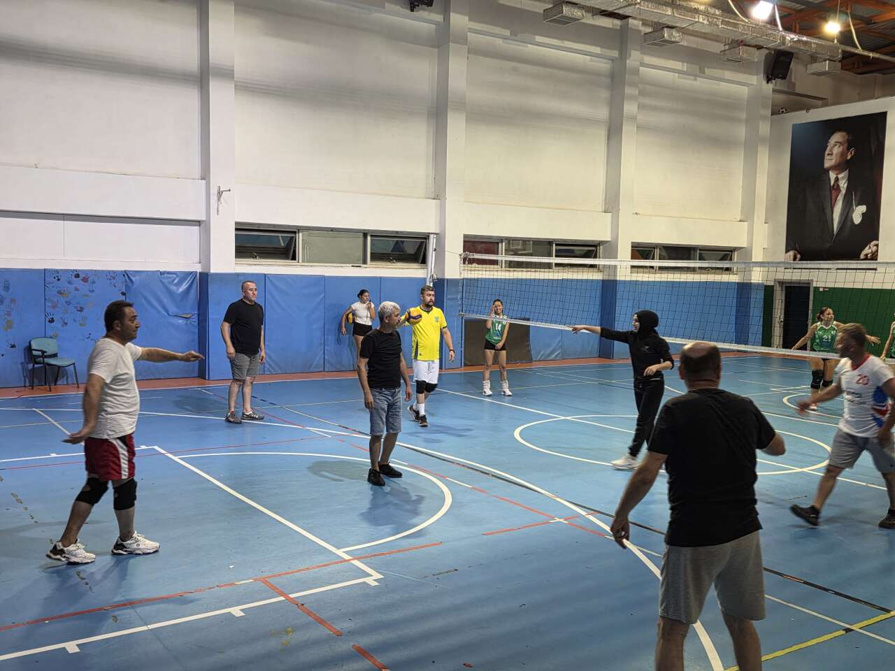 Muğlaspor Voleybol’da Renkli Gece: Yıldız Kızlar Babalarını Devirdi, Tatlı Yiyip Tatlı Bağladılar 7
